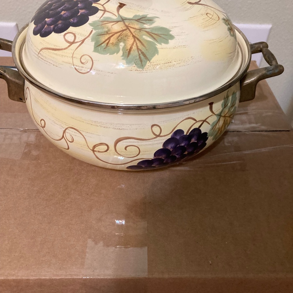 Elegant Grape Design Casserole Dish with Lid